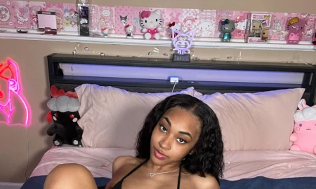 Thumbnail video 'Khloesweet Has A Little Along Time With Pinky And Her Fuck Machine'
