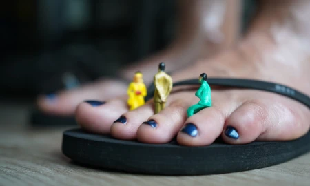 Thumbnail video 'Giantess Steps On Little People'
