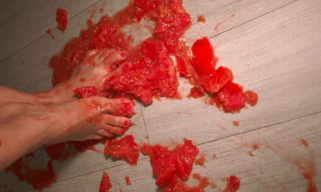 Thumbnail video 'Hot Beautiful MILF Naked Walks Tramples Tomatoes Red Toes - Amateur Room Foot Fetish'