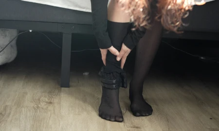 Thumbnail video 'Watch Me Take Off My Nylons'