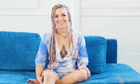 Thumbnail video 'Pixie Lehaj Oils Up Her Pussy'