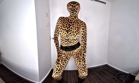 Thumbnail video 'Nora Fox leopard Zentai Encasement'