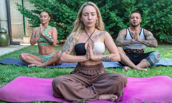 Thumbnail video 'Yoga Trainer Bella Mur Turns Outdoor Session Into Hot Threesome'