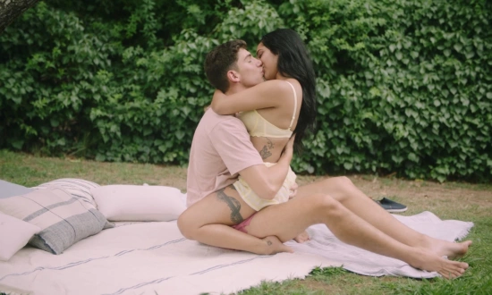 Thumbnail video 'Sensual Sex Under The Sun'