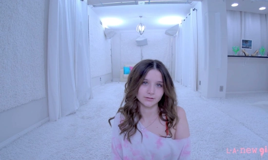 Thumbnail video 'Young Model Carly Strips For You In The Studio'