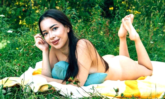 Thumbnail video 'Sweet Siolo Plays In Her Pink Bikini'