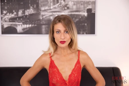 Thumbnail video 'Angel Sky Plays With Her Feet and Pussy'